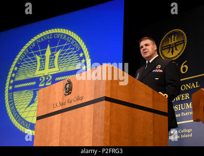 160921-N-RX668-182 NEWPORT, R.I. (Sett. 21, 2016) Royal Canadian navy Vice Adm. M.F. Ronald Lloyd, comandante della Royal Navy Canadese, fornisce osservazioni durante il Capo di operazioni navali' XXII International Seapower Symposium (ISS) a U.S. Naval War College a Newport, Rhode Island. Più di 290 gli alti ufficiali e civili provenienti da 106 paesi, compresi molti dei senior-la maggior parte degli ufficiali di questi paesi per le marine e le guardie costiere, stanno attualmente frequentando l'evento biennale sett. 20-23. Il tema di quest anno è 'Stronger partner marittimo,' e saranno dotati di oratori ospiti e il pannello discussio Foto Stock