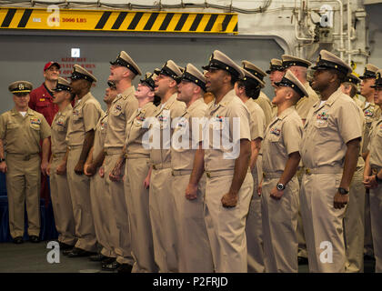 Oceano Pacifico (16 settembre 2016) - appena segnato Chief Sottufficiali a bordo dell'assalto anfibio nave USS Makin Island (LHD 8) cantare una cadenza motivazionali durante un Chief Petty Officer pinning cerimonia. Makin Island, il prodotto di punta della Makin Island anfibio gruppo pronto, sta conducendo la formazione integrata con l'undicesimo Marine Expeditionary Unit al largo della costa della California meridionale, in preparazione per una installazione pianificata. (U.S. Foto di Marina di Massa Specialista comunicazione marinaio Devin M. Langer) Foto Stock