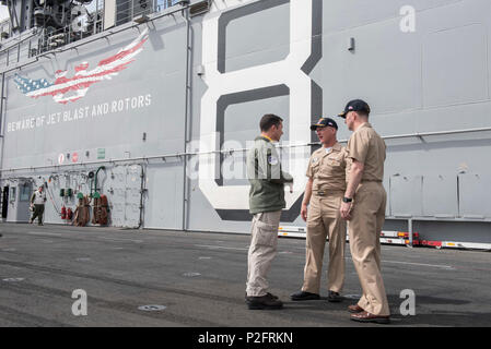 Oceano Pacifico (16 settembre 2016) - Comandante, Navale forze di superficie Vice Adm. Thomas S. Rowden, centro, tours il ponte di volo dell'assalto anfibio nave USS Makin Island (LHD 8) con il Comandante Capt. Contrassegnare Melson, destra e aria Officer della Cmdr. Il Ciad Falgout. Makin Island, il prodotto di punta della Makin Island anfibio gruppo pronto, sta conducendo la formazione integrata con l'undicesimo Marine Expeditionary Unit off costa Californiana Meridionale. (U.S. Foto di Marina di Massa Specialista comunicazione marinaio Devin M. Langer) Foto Stock