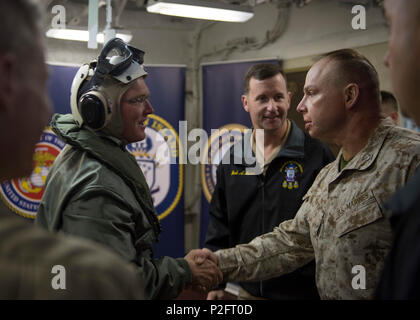 Oceano Pacifico (16 settembre 2016) - Comandante, Navale forze di superficie Vice Adm. Thomas S. Rowden, dà il troncaggio di parole al xi Marine Expeditionary Unit (MEU) Comandante Col. Tipton di argilla, prima di uscire dall'assalto anfibio nave USS Makin Island (LHD 8). Makin Island, il prodotto di punta della Makin Island anfibio gruppo pronto, sta conducendo la formazione integrata con l'undicesimo Marine Expeditionary Unit off costa Californiana Meridionale. (U.S. Foto di Marina di Massa Specialista comunicazione marinaio Devin M. Langer) Foto Stock