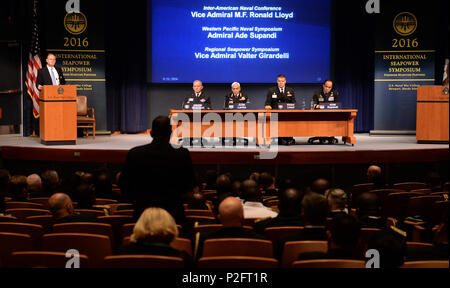 160921-N-CV398-250 NEWPORT, R.I. (Sett. 21, 2016) Thomas Mangold, decano di programmi internazionali per gli Stati Uniti Naval War College (NWC), la marina militare italiana Vice Adm. Valter Girardelli, Marina indiana Amm. Sunil Lanba, Canadese Royal Navy Vice Adm. M. F. Lloyd e marina indonesiana Adm. Ade Supandi, rispondere alle domande del pubblico durante il Capo di operazioni navali' XXII International Seapower Symposium (ISS) a NWC a Newport, Rhode Island. Circa 200 gli alti ufficiali e civili provenienti da 106 paesi, compresi molti dei senior-la maggior parte degli ufficiali di questi paesi per le marine e le guardie costiere, sono curr Foto Stock