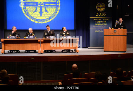 160921-N-CV398-265 NEWPORT, R.I. (Sett. 21, 2016) Thomas Mangold, decano di programmi internazionali per gli Stati Uniti Naval War College (NWC), la marina militare italiana Vice Adm. Valter Girardelli, Marina indiana Amm. Sunil Lanba, Canadese Royal Navy Vice Adm. M. F. Lloyd e marina indonesiana Adm. Ade Supandi, rispondere alle domande del pubblico durante il Capo di operazioni navali' XXII International Seapower Symposium (ISS) a NWC a Newport, Rhode Island. Circa 200 gli alti ufficiali e civili provenienti da 106 paesi, compresi molti dei senior-la maggior parte degli ufficiali di questi paesi per le marine e le guardie costiere, sono curr Foto Stock