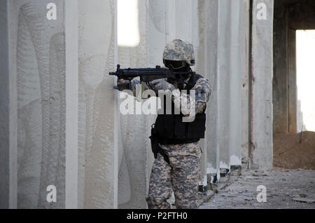 Soffice come l'aria soldier vista laterale obiettivo bersaglio uniforme digitale camouflage Foto Stock