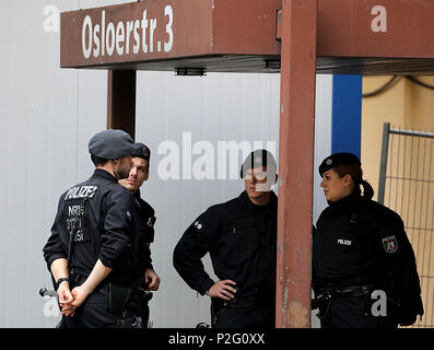 15 giugno 2018, Germania, Colonia: poliziotti in piedi davanti al complesso residenziale Osloerstr. 3 in Cologne-Chorweiler. La polizia sta cercando il venerdì mattina attraverso diversi svuotato appartamenti dell'edificio dopo altamente velenoso il ricin è stato trovato lì. Foto: Oliver Berg/dpa Foto Stock