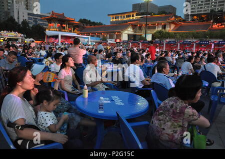 Giugno 14, 2018 - Xi'an, Xi'an, Cina - Xi'an, Cina-14th Giugno 2018: migliaia di tifosi guardare la Coppa del Mondo in una piazza a Xi'an, Cina nord-occidentale della provincia di Shaanxi, Giugno 14th, 2018. Credito: SIPA Asia/ZUMA filo/Alamy Live News Foto Stock