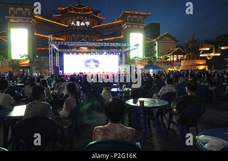 Giugno 14, 2018 - Xi'an, Xi'an, Cina - Xi'an, Cina-14th Giugno 2018: migliaia di tifosi guardare la Coppa del Mondo in una piazza a Xi'an, Cina nord-occidentale della provincia di Shaanxi, Giugno 14th, 2018. Credito: SIPA Asia/ZUMA filo/Alamy Live News Foto Stock