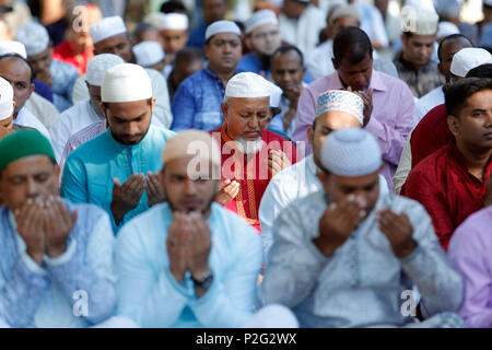 Roma, Italia. 15 GIU, 2018. Piazza Vittorio. Preghiera per la fine del Ramadan, organizzata per la comunità bengalese. I musulmani di tutto il mondo si sono uniti alla preghiera. Foto di Samantha Zucchi Insidefoto Credito: insidefoto srl/Alamy Live News Foto Stock