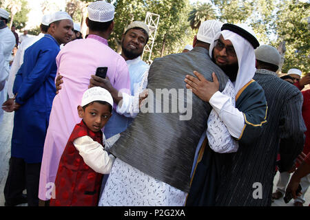 Roma, Italia. 15 GIU, 2018. Piazza Vittorio. Preghiera per la fine del Ramadan, organizzata per la comunità bengalese. I musulmani di tutto il mondo si sono uniti alla preghiera. Foto di Samantha Zucchi Insidefoto Credito: insidefoto srl/Alamy Live News Foto Stock