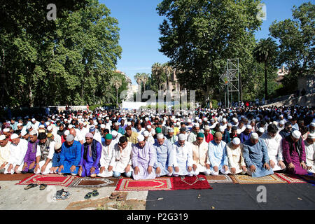 Roma, Italia. 15 GIU, 2018. Piazza Vittorio. Preghiera per la fine del Ramadan, organizzata per la comunità bengalese. I musulmani di tutto il mondo si sono uniti alla preghiera. Foto di Samantha Zucchi Insidefoto Credito: insidefoto srl/Alamy Live News Foto Stock