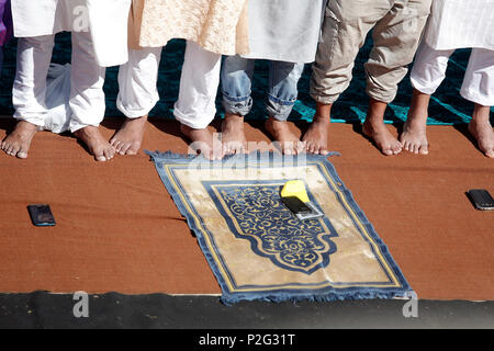 Roma, Italia. 15 GIU, 2018. Piazza Vittorio. Preghiera per la fine del Ramadan, organizzata per la comunità bengalese. I musulmani di tutto il mondo si sono uniti alla preghiera. Foto di Samantha Zucchi Insidefoto Credito: insidefoto srl/Alamy Live News Foto Stock