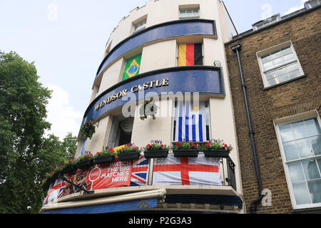 Londra, Regno Unito. Il 15 giugno 2018. Bandiere delle Nazioni competere nel 2018 World Cup in Russia sono drappeggiati sui balconi del Castello di Windsor pub nel centro di Londra, Regno Unito. Credito: amer ghazzal/Alamy Live News Foto Stock