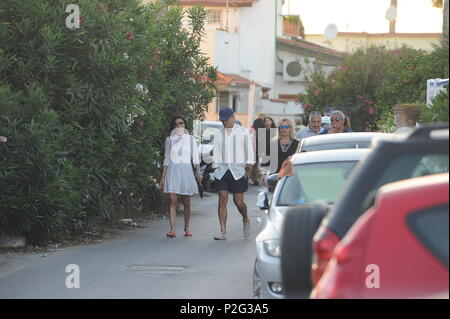 Fregene, Italia. 09 Giugno, 2018. * Nessun WEB* Fregene (RM), il nuovo allenatore della nazionale italiana di calcio, Roberto Mancini e il suo nuovo partner camminando per le strade della famosa località balneare con alcuni amici. Piscina Gold Credit: Indipendente Agenzia fotografica/Alamy Live News Foto Stock