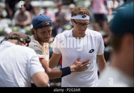 Stuttgart, Germania. Il 15 giugno, 2018. 15 giugno 2018, Germania, Stuttgart: Tennis: Atp Tour - Stuttgart, singoli, uomini, quarti di finale, Pouille (Francia) Vs Istomin (Uzbekistan). Lucas Pouille (L) e Denis Istomin lasciando il centro corte dopo la partita. Credito: Marijan Murat/dpa/Alamy Live News Foto Stock