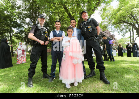 Birmingham, Regno Unito. Il 15 giugno, 2018. Oltre 100.000 musulmani raccogliere in Small Heath Park, Birmingham, a pregare per la mattina di Eid, alla fine del mese di digiuno del Ramadan. Polizia prendono tempo per porre con bambini Pietro Lopeman/Alamy Live News Foto Stock