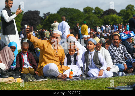 Birmingham, Regno Unito. Il 15 giugno, 2018. Oltre 100.000 musulmani raccogliere in Small Heath Park, Birmingham, a pregare per la mattina di Eid, alla fine del mese di digiuno del Ramadan. Peter Lopeman/Alamy Live News Foto Stock