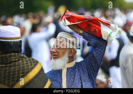 Birmingham, Regno Unito. Il 15 giugno, 2018. Oltre 100.000 musulmani raccogliere in Small Heath Park, Birmingham, a pregare per la mattina di Eid, alla fine del mese di digiuno del Ramadan.Pietro Lopeman/Alamy Live News Foto Stock