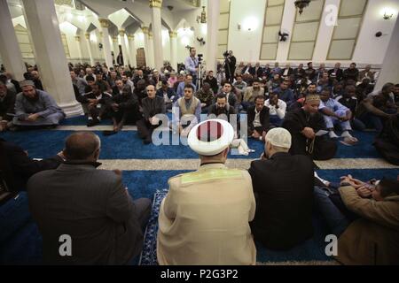 Sao Paulo, Brasile. Il 15 giugno, 2018. I musulmani celebrare l'inizio del l'Eid Al Fitr, che segna la fine del Ramadan, alla Mesquita Brasil, situato nel quartiere Cambuci, nella regione centrale di Sao Paulo. Credito: Dario Oliveira/ZUMA filo/Alamy Live News Foto Stock