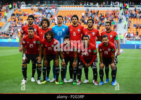 Ekaterinburg, Russia. Il 15 giugno, 2018. In Egitto i giocatori line up prima dell' inizio della Coppa del Mondo FIFA Gruppo 2018 una partita di calcio tra Egitto e Uruguay a Ekaterinburg Arena in Ekaterinburg, Russia, 15 giugno 2018. Credito: Ahmed Ramadan/dpa/Alamy Live News Foto Stock