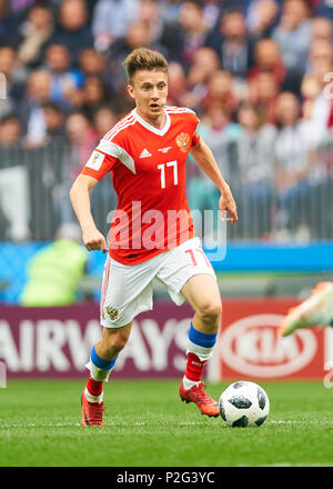 Mosca, Russia- Arabia Saudita, calcio, Mosca, 14 giugno 2018 Aleksandr GOLOVIN, Russia Nr.17 unità, controlla la sfera, azione, full-size, azione unica con sfera, corpo pieno, figura intera, intaglio, scatti singoli, trattamento sferico, pick-up, testata, tagliate, RUSSIA - ARABIA SAUDITA 5-0 della Coppa del Mondo FIFA 2018 RUSSIA match di apertura, stagione 2018/2019, 14 giugno 2018 Luzhniki Stadium di Mosca, Russia. © Peter Schatz / Alamy Live News Foto Stock