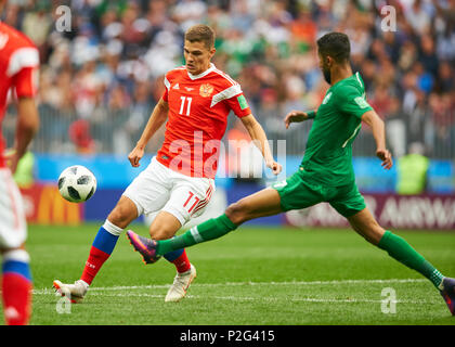 Mosca, Russia- Arabia Saudita, calcio, Mosca, 14 giugno 2018 romano, ZOBNIN Russia Nr.11 competere per la palla, affrontando, duello, testata contro Salman ALFARAJ, Arabia Saudita Nr. 7 - RUSSIA - ARABIA SAUDITA 5-0 della Coppa del Mondo FIFA 2018 RUSSIA match di apertura, stagione 2018/2019, 14 giugno 2018 Luzhniki Stadium di Mosca, Russia. © Peter Schatz / Alamy Live News Foto Stock