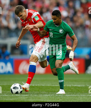 Mosca, Russia. 14 giugno 2018. Zobnin romano della Russia e Salem Al-Dawsari di Arabia Saudita durante il 2018 Coppa del Mondo FIFA Gruppo una corrispondenza tra la Russia e l'Arabia Saudita a Luzhniki Stadium il 14 giugno 2018 a Mosca, in Russia. Credito: Immagini di PHC/Alamy Live News Foto Stock