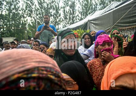 Srinagar Kashmir. Il 15 giugno 2018. Le donne del Kashmir piangere durante una processione funebre di Shujaat al-Bukhari, veterano giornalista e redattore capo del quotidiano inglese "Rising Kashmir,' in Kreeri, alcuni 45km da Srinagar, Indiano Kashmir amministrato. Migliaia di persone in lutto ha partecipato al-Bukhari Shujaat i funerali di Baramulla oggi. Al-Bukhari e il suo personale di addetti alla sicurezza (PSO) sono stati uccisi da uomini armati non identificati a premere Colony a Srinagar il giovedì sera. Credito: SOPA Immagini limitata/Alamy Live News Foto Stock