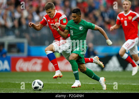 Mosca, Russia. 14 giugno 2018. Zobnin romano della Russia e Salem Al-Dawsari di Arabia Saudita durante il 2018 Coppa del Mondo FIFA Gruppo una corrispondenza tra la Russia e l'Arabia Saudita a Luzhniki Stadium il 14 giugno 2018 a Mosca, in Russia. Credito: Immagini di PHC/Alamy Live News Foto Stock