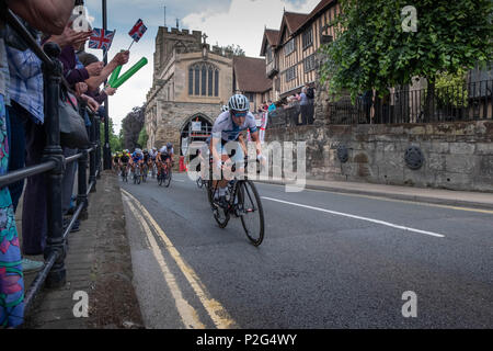 Warwick, Regno Unito. Il 15 giugno 2018. Leader, sacco Lepisto conduce il peloton attraverso le strade del centro storico di Warwick sulla fase 3 della energia Ovo Womens ciclo Tour Credito: lovethephoto/Alamy Live News Foto Stock