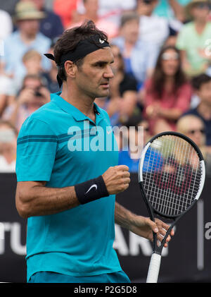 Stuttgart, Germania. Il 15 giugno, 2018. 15 giugno 2018, Germania, Stuttgart: Tennis, ATP-Tour, uomini singoli, quarti di finale. La Svizzera Roger Federer celebra vincendo contro l'Argentina Pella. Credito: Marijan Murat/dpa/Alamy Live News Foto Stock