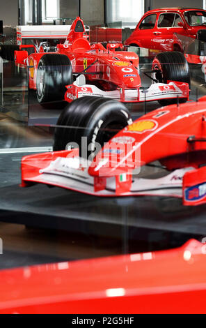 15 giugno 2018, Germania, Colonia: Michael Schumacher la Formula 1 racing cars sono in mostra presso lo showroom 'Michael Schumacher Collezione privata" presso l'auto presentano 'Motorworld'. Foto: Henning Kaiser/dpa Foto Stock