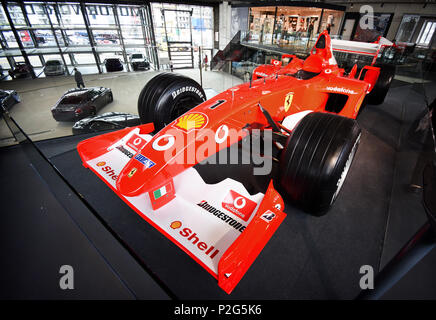 15 giugno 2018, Germania, Colonia: Michael Schumacher la Formula 1 racing cars sono in mostra presso lo showroom 'Michael Schumacher Collezione privata" presso l'auto presentano 'Motorworld'. Foto: Henning Kaiser/dpa Foto Stock