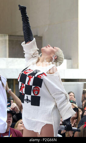 La città di New York, New York, Stati Uniti d'America. Il 15 giugno, 2018. Il cantante Christina Aguilera esegue sul "oggi" show tenutosi al Rockefeller Plaza. Credito: Nancy Kaszerman/ZUMA filo/Alamy Live News Foto Stock