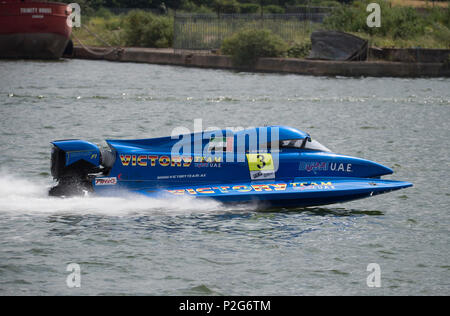 Royal Victoria Dock, Londra, Regno Unito. Il 15 giugno, 2018. Il Grand Prix di Londra, parte di Londra Tech settimana. Londra ospita l'UIM F1H2O campionato del mondo Powerboat Race per la prima volta in 33 anni, il fine settimana inizia con la sessione di pratica sui 1720 metri del circuito. Le qualifiche si svolgerà il 16 giugno con il Grand Prix gara il 17 giugno con barche di raggiungere velocità di 140mph sui rettilinei con spire a 90km/h. Credito: Malcolm Park/Alamy Live News. Foto Stock