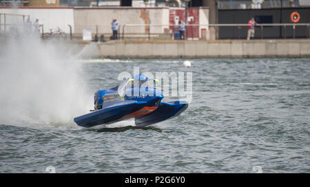 Royal Victoria Dock, Londra, Regno Unito. Il 15 giugno, 2018. Il Grand Prix di Londra, parte di Londra Tech settimana. Londra ospita l'UIM F1H2O campionato del mondo Powerboat Race per la prima volta in 33 anni, il fine settimana inizia con la sessione di pratica sui 1720 metri del circuito. Le qualifiche si svolgerà il 16 giugno con il Grand Prix gara il 17 giugno con barche di raggiungere velocità di 140mph sui rettilinei con spire a 90km/h. Credito: Malcolm Park/Alamy Live News. Foto Stock