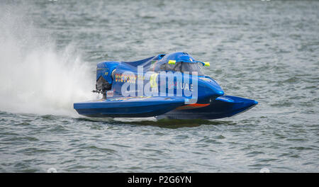 Royal Victoria Dock, Londra, Regno Unito. Il 15 giugno, 2018. Il Grand Prix di Londra, parte di Londra Tech settimana. Londra ospita l'UIM F1H2O campionato del mondo Powerboat Race per la prima volta in 33 anni, il fine settimana inizia con la sessione di pratica sui 1720 metri del circuito. Le qualifiche si svolgerà il 16 giugno con il Grand Prix gara il 17 giugno con barche di raggiungere velocità di 140mph sui rettilinei con spire a 90km/h. Credito: Malcolm Park/Alamy Live News. Foto Stock