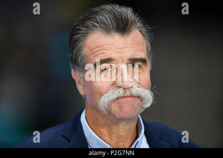 Archiviato - 08 marzo 2017, Germania, Frankfurt/Main: Pallamano: Champions League, Rhein-Neckar Lions vs - Pick Szeged, gruppo B, al Fraport-Arena. Ex tedesca di handball coach Heiner Brand sorrisi. Foto: Uwe Anspach/dpa Foto Stock