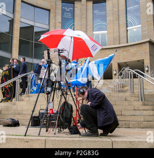 Glasgow, Scozia.15 Giugno 2018. Una persona di media impostazione della copertura online della manifestazione. Essi stanno protestando contro il potere di Westminster grab contro la devoluzione scozzese a Buchanan Street passi nel centro della città di Glasgow. Foto Stock