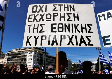 Atene, Grecia. Il 15 giugno, 2018. Un manifestante tenendo un poster durante la dimostrazione.patrioti greco al rally di piazza Syntagma contro l' accordo tra il governo greco e il governo della Repubblica ex iugoslava di Macedonia. Credito: Helen Paroglou SOPA/images/ZUMA filo/Alamy Live News Foto Stock