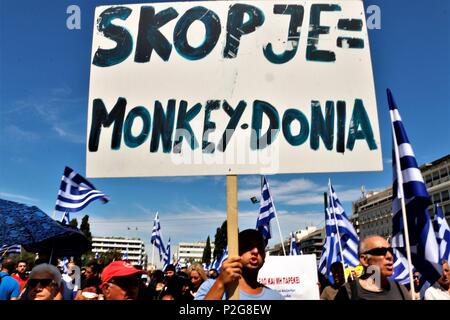 Atene, Grecia. Il 15 giugno, 2018. Un manifestante tenendo un poster durante la dimostrazione.patrioti greco al rally di piazza Syntagma contro l' accordo tra il governo greco e il governo della Repubblica ex iugoslava di Macedonia. Credito: Helen Paroglou SOPA/images/ZUMA filo/Alamy Live News Foto Stock