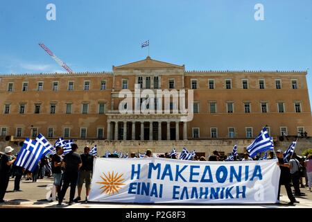 Atene, Grecia. Il 15 giugno, 2018. Un enorme banner viene visualizzato dai manifestanti durante la dimostrazione.patrioti greco al rally di piazza Syntagma contro l' accordo tra il governo greco e il governo della Repubblica ex iugoslava di Macedonia. Credito: Helen Paroglou SOPA/images/ZUMA filo/Alamy Live News Foto Stock