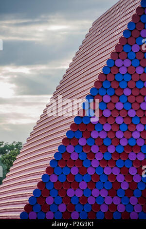 Londra, Regno Unito. 15 GIU, 2018. La Mastaba di Christo e Jeann-Claude (suo late sife) in costruzione - un progetto per la Serpentine Gallery a Hyde Park. È l'artista della prima scultura creati per il Regno Unito. Ora completato è stato trainato in posizione sul lago dove sarà sul display dal 18 giugno-23 settembre 2018. Credito: Guy Bell/Alamy Live News Foto Stock