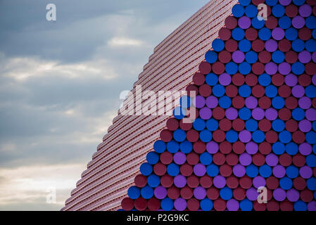 Londra, Regno Unito. 15 GIU, 2018. La Mastaba di Christo e Jeann-Claude (suo late sife) in costruzione - un progetto per la Serpentine Gallery a Hyde Park. È l'artista della prima scultura creati per il Regno Unito. Ora completato è stato trainato in posizione sul lago dove sarà sul display dal 18 giugno-23 settembre 2018. Credito: Guy Bell/Alamy Live News Foto Stock