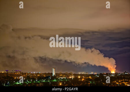 Glasgow, Scotland, Regno Unito 15 Giugno, 2018. Glasgow School of art è sul fuoco ancora per il centocinquantesimo anniversario della nascita di architetti enormi fiamme può essere visto a sette miglia di distanza e un enorme pennacchio di fumo sopra la città deve vedere la fine di esso in questo momento. Credito: gerard ferry/Alamy Live News Foto Stock