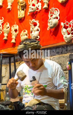 Intagliatore di legno sul lavoro, Ubud Gianyar, Bali, Indonesia Foto Stock