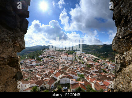 Vista da Castelo sul Castelo de Vide, Serra de Sao Mamede, Alentejo, Portogallo Foto Stock