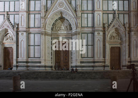 Firenze, Italia - 29 ottobre 2015: caratteristica architetturale sulla porta d ingresso della chiesa di Santa Croce di Firenze Foto Stock