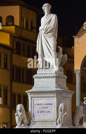 Firenze, Italia - 29 ottobre 2015: praticamente vista di Dante Alighieri statua in Firenze, Italia Foto Stock