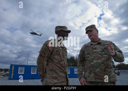 Il Mag. Gen. Duane Gamble, comandante del xxi Theatre Supporto comando, parla allo staff Sgt. Musa Sesay, nativo di Columbus, Ohio, soldato assegnato al XVIII contro il supporto del battaglione di supporto, xvi supporto brigata, XXI Theatre Supporto comando, circa EAS (attività europea Set) girare in a Camp Adazi, Lettonia, 20 settembre 2016. La funzione EAS consente la U.S. forze di rotazione nella regione per spostare in modo più semplice e rapido per partecipare a corsi di formazione e di esercizi senza dover portare tutte le proprie attrezzature con loro. 3a Bn., braccio 69a. Rgmt., era nella regione partecipano in Atlantic Re Foto Stock