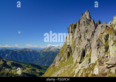 Formazione di roccia in Lagorai con Latemar gamma in background, Trans-Lagorai, Lagorai, Dolomiti, patrimonio mondiale dell UNESCO Foto Stock