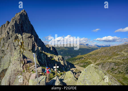 Donna in piedi nella parte anteriore del cartello a Forcella Valon, Trans-Lagorai, Lagorai, Dolomiti, Patrimonio Mondiale dell Unesco Dolom Foto Stock